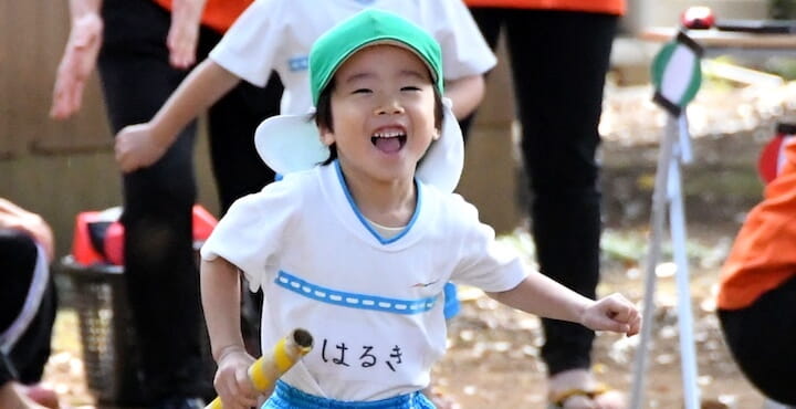 リレーで走る男の子