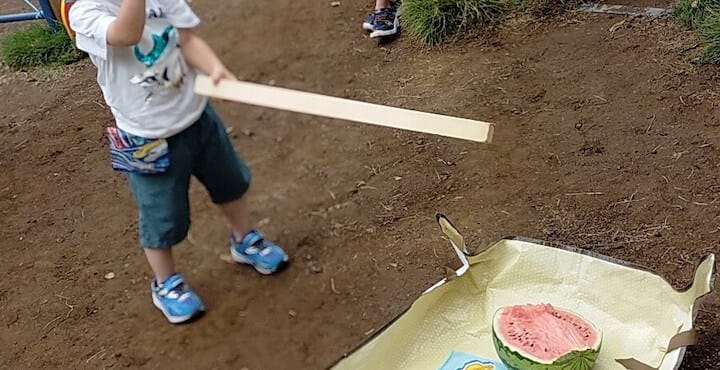 スイカ割りを楽しむ様子