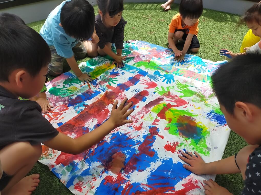 子どもたちが色遊びをする様子