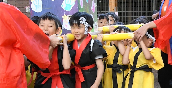 神輿を担ぐ子どもたち