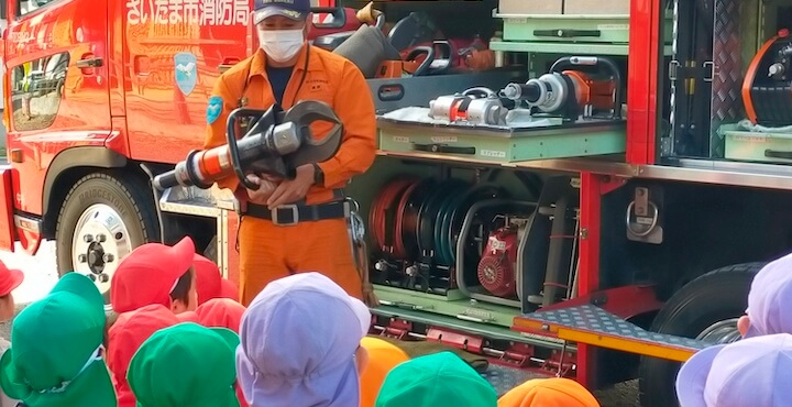 消防士から指導を受ける子どもたち