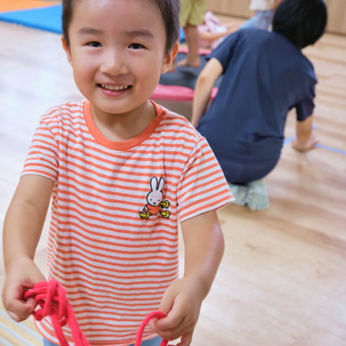 園児が笑顔でこちらを見ている様子