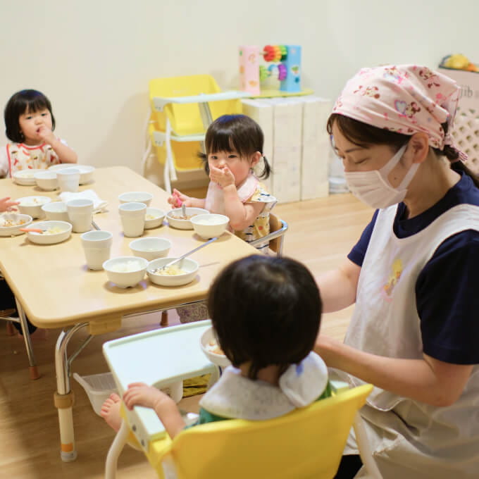 園児が食事をする様子