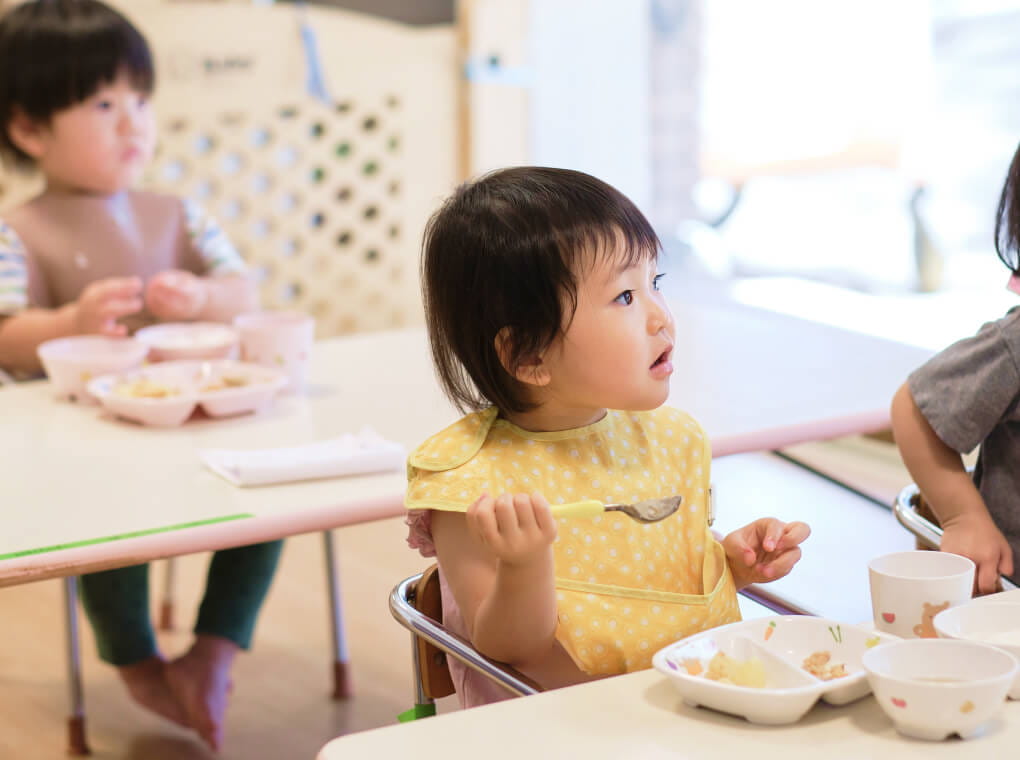 園児たちが食事を摂る様子