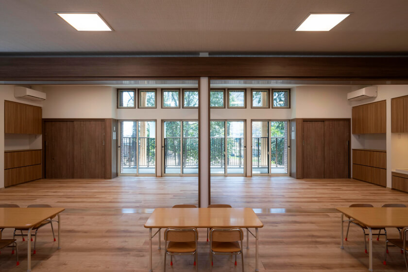 自然に囲まれた見通しの良い保育室