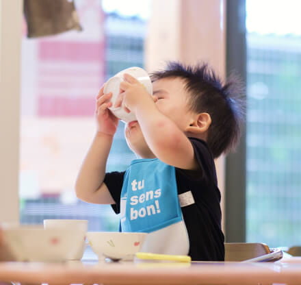 園児が食事する様子