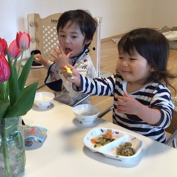 子どもたちが食事をする様子