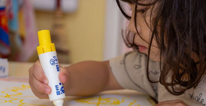 子どもがお絵かきをする様子