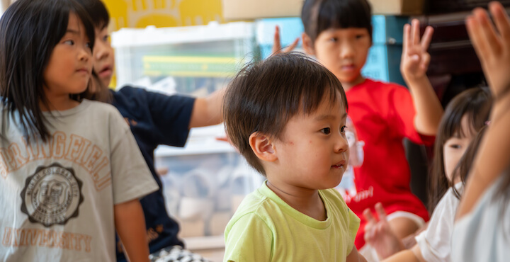 子どもたちが遊ぶ様子