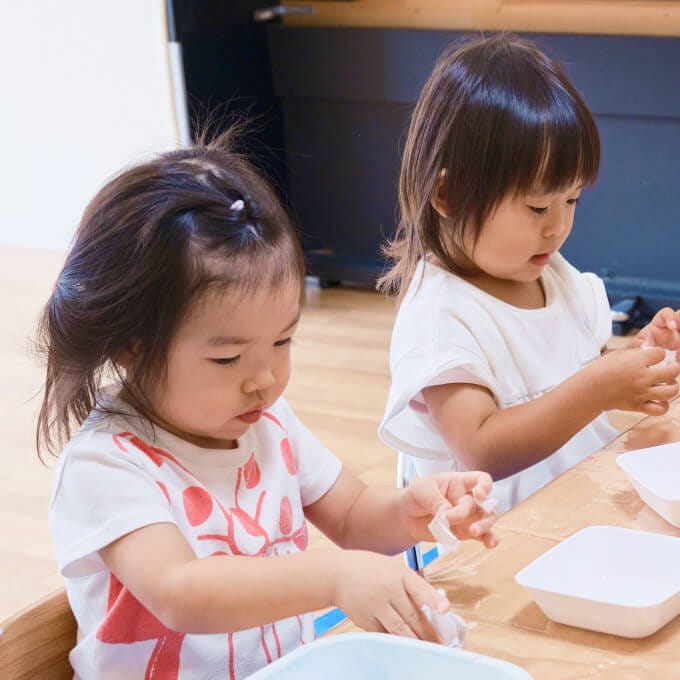 工作をする園児たちの様子