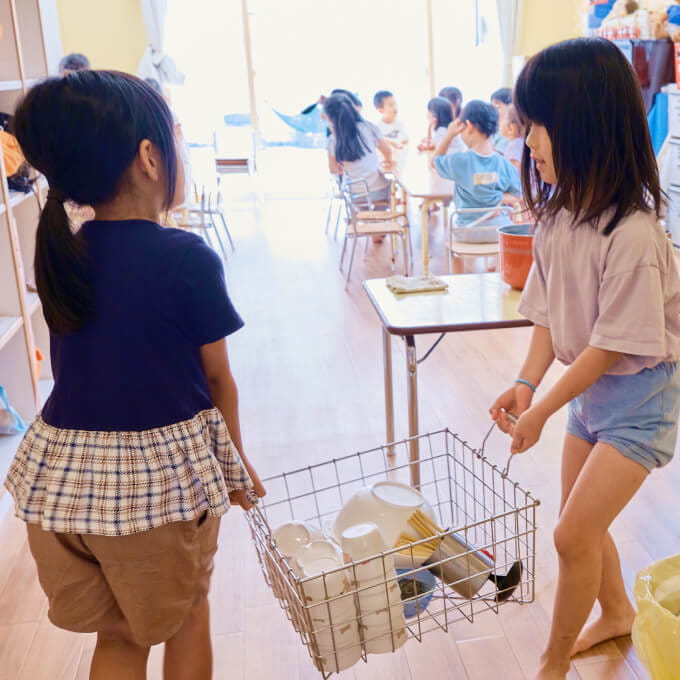 食事の準備をする園児たち