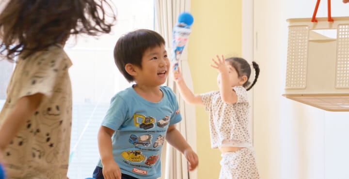 園児たちが遊ぶ様子