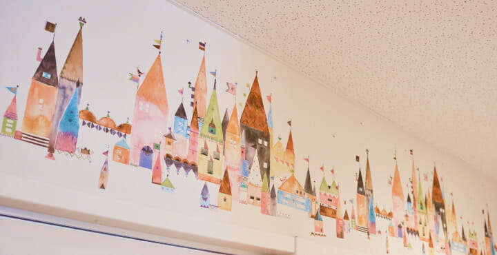 室内の壁に描かれたイラスト