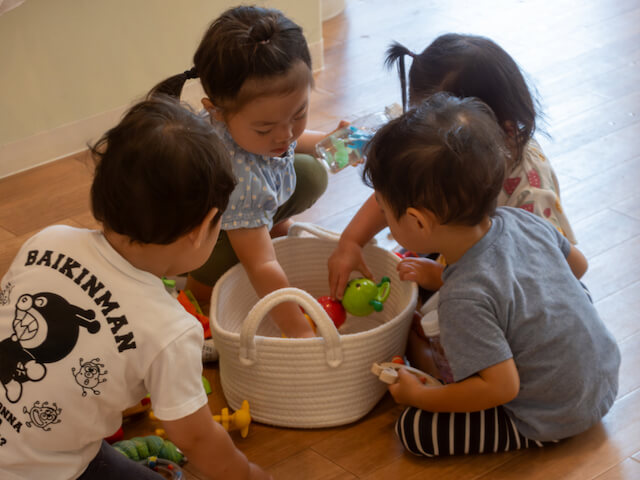 園児たちが遊び道具に群がる様子