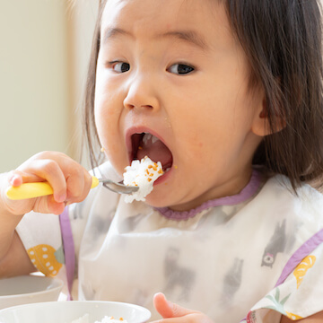 子どもが食事をする様子