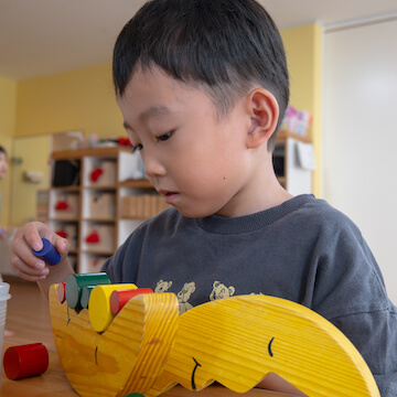 子どもがおもちゃで遊ぶ様子