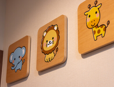 壁にかけられた動物のイラスト