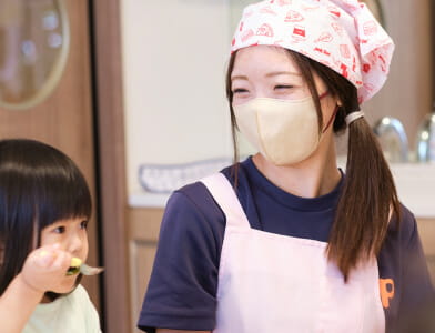 園児が食事するのを保育士が見守る様子