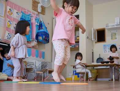 園児たちが遊ぶ様子