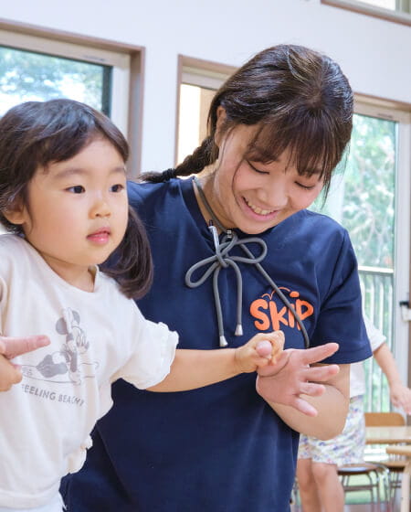 保育士が園児を補助する様子