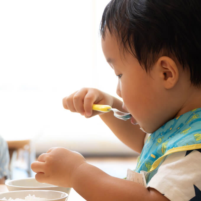 園児が食事をする様子