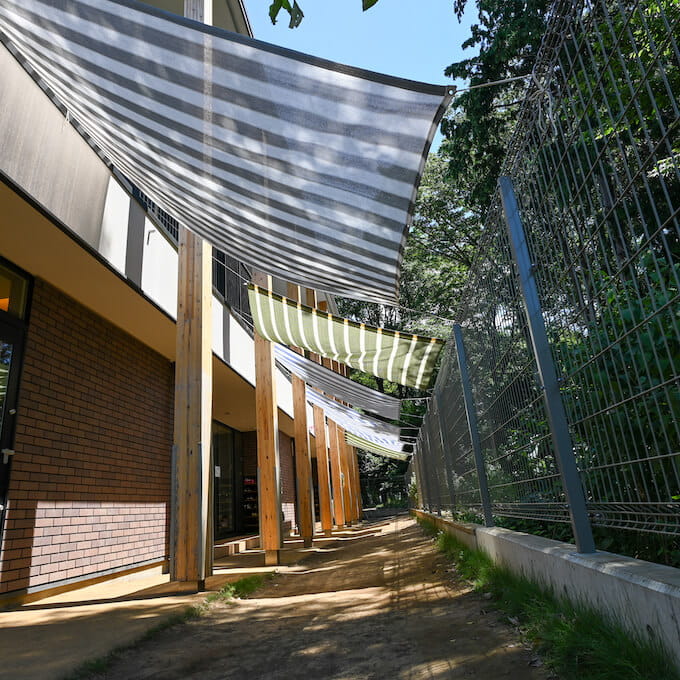 日除けのカーテンがかかった庭