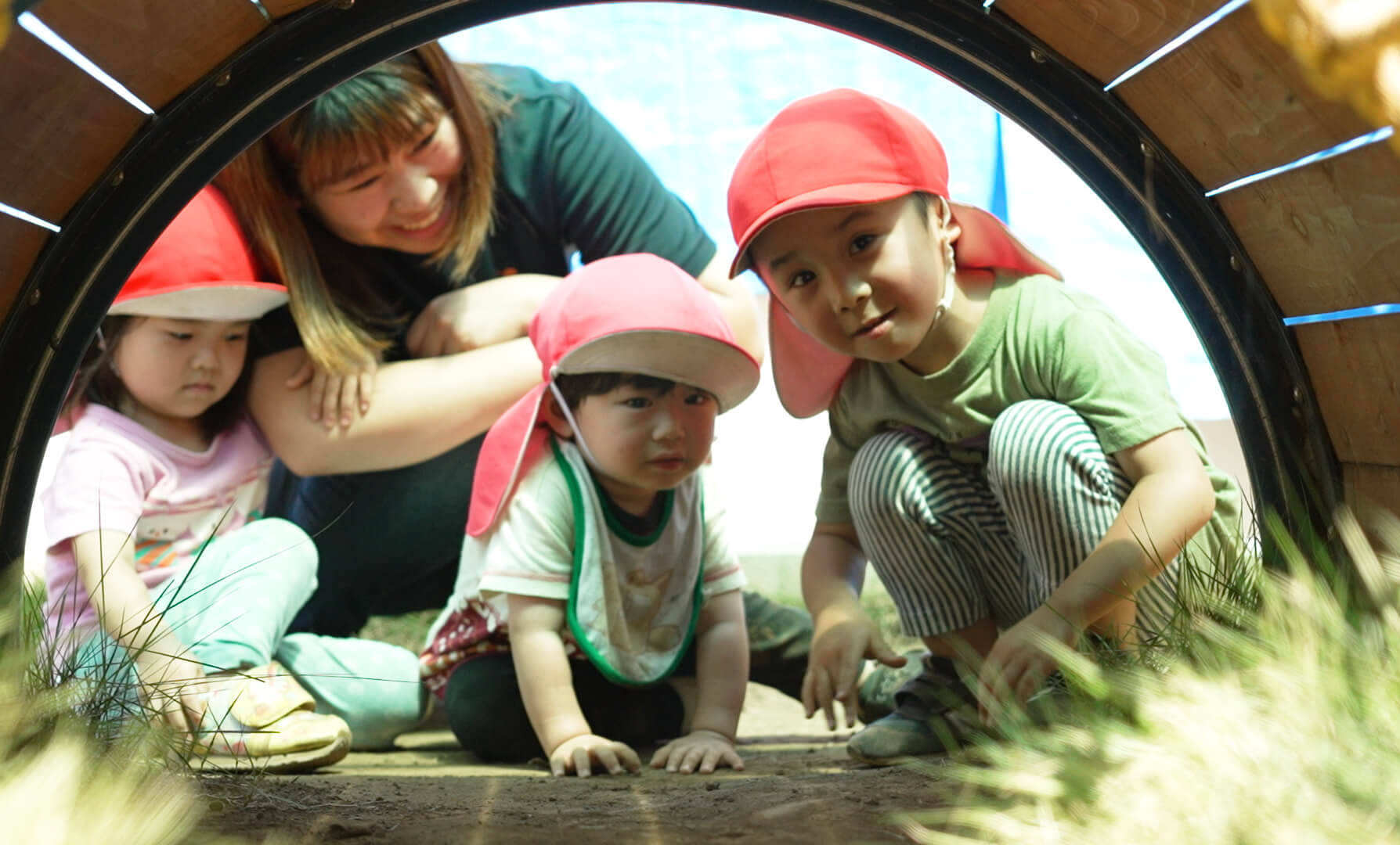 園児が笑顔をこちらに向けている様子