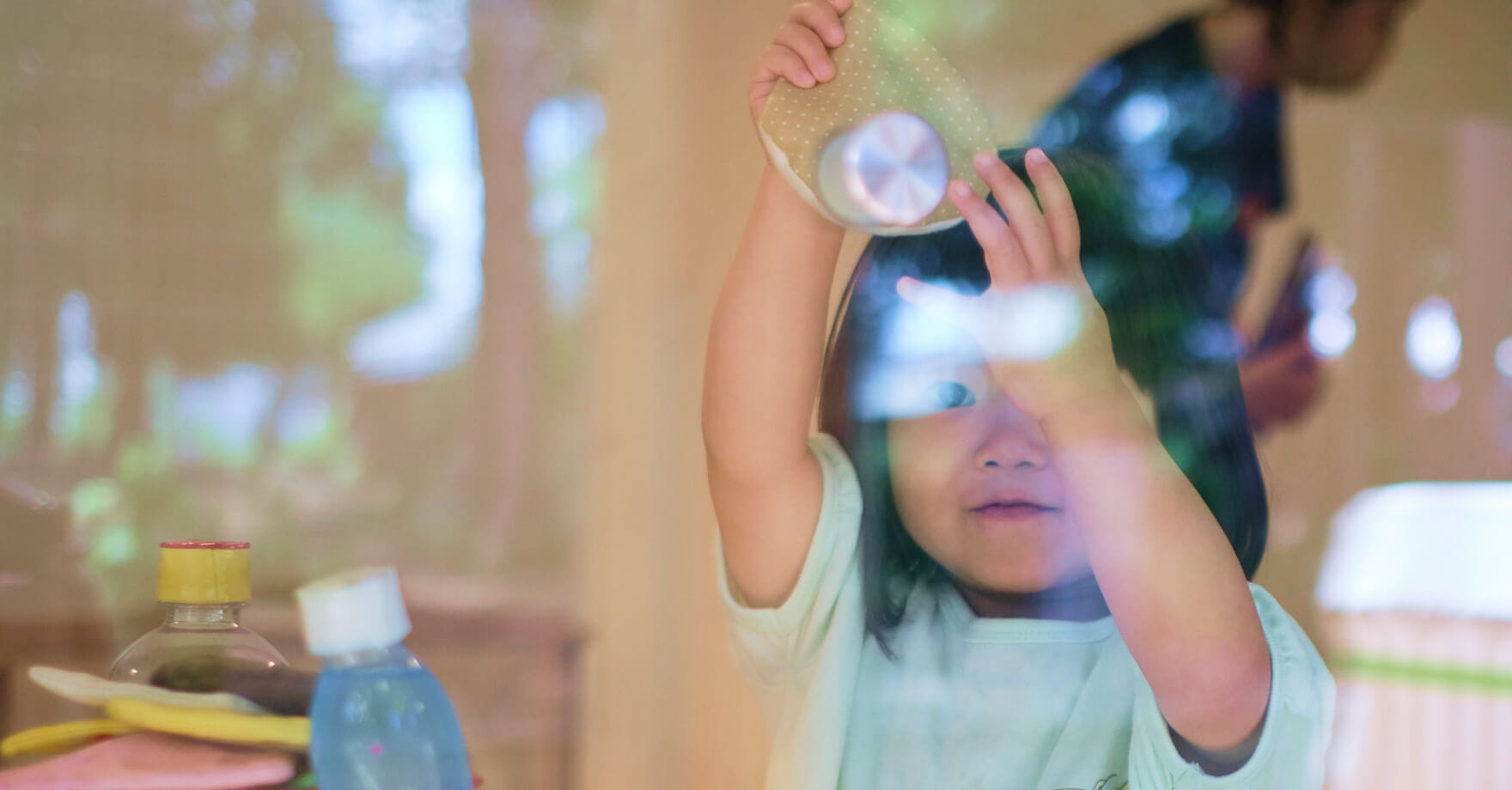 園児が小物を持ち上げる様子